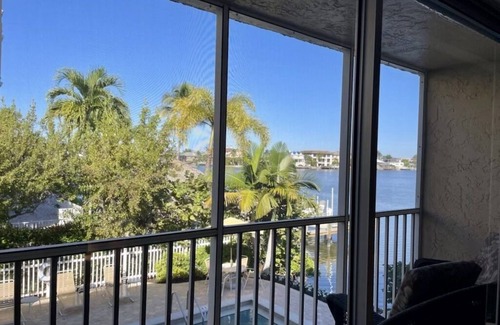 Vanderbilt Beach Villa | Beautifully decorated villa steps away from Vanderbilt Beach on the Bay.