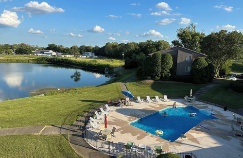 Clarksville Condo | Beautifully Furnished Lakeside Condo within View of Downtown Louisville