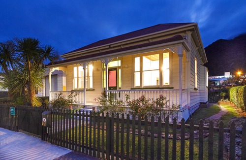 Te Aroha House | Beautifully-maintained Villa in walking distance to Te Aroha hot pools, cafes