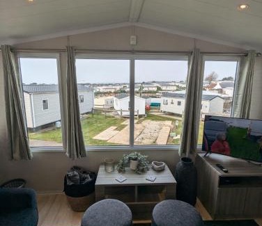 Weymouth Resort | BEAUTIFULLY PRESENTED DOG FRIENDLY CARAVAN on VERY POPULAR LITTLESEA HOLIDAY HAVEN PARK WEYMOUTH