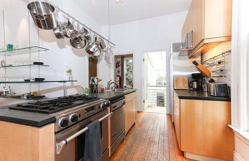 La Lengua House | Beautifully Renovated Turn Of The Century Victorian - garden, hot tub & parking