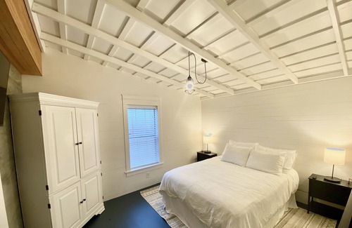 Benton City Cottage | Beautifully renovated Cottage at the entrance of Red Mountain near 14 wineries.