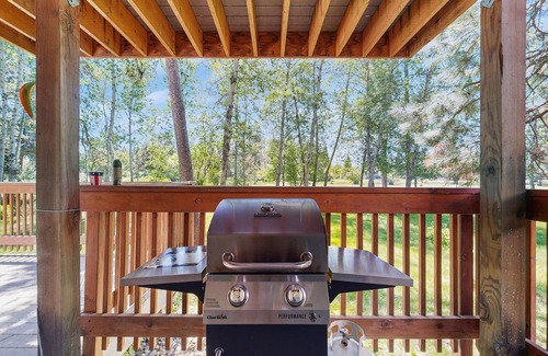 McCall House | Beautifully renovated, golf-course-front home with 2 decks - near SP & downtown