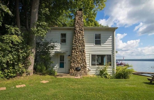Town of Torrey House | Beautifully Renovated Waterfront Cottage with private beach.