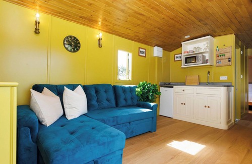 Birdham House | Beautifully Restored WW2 Carriage - Sleeps 6