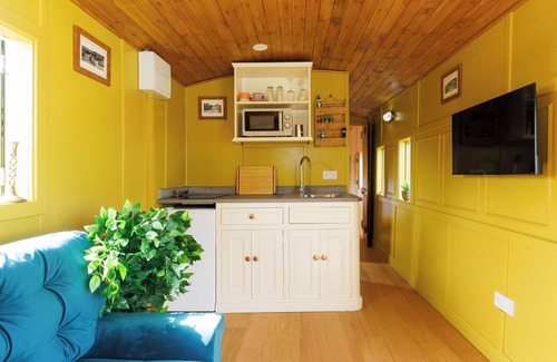 Birdham House | Beautifully Restored WW2 Carriage - Sleeps 6