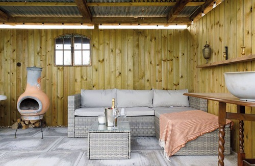 Birdham House | Beautifully Restored WW2 Carriage - Sleeps 6