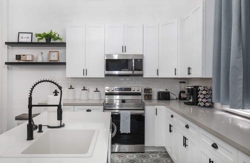 Algiers Point House | Beautifully updated New Orleans Home *sleeps 10*