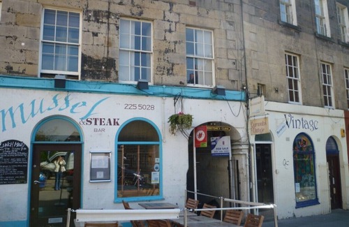 Old Town Apartment | Beautifully upgraded 2 bedroom 1st floor flat in heart of Edinburgh's old town