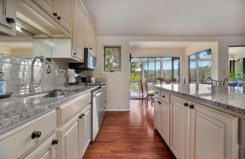 Lowell House | Beaver Lake Oasis - Backyard Lake Access - 6 beds