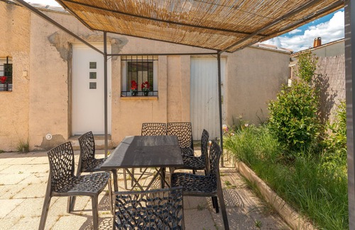 Vinon-sur-Verdon Apartment | Bed and Breakfast 'Suite Parentale' with Private Pool, Private Terrace and Wi-Fi
