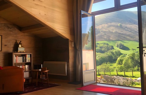 Iholdy Bed & Breakfast | Bed and Breakfast 'Barukia' with Private Garden and Wi-Fi