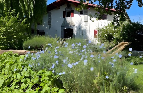 Iholdy Bed & Breakfast | Bed and Breakfast 'Barukia' with Private Garden and Wi-Fi