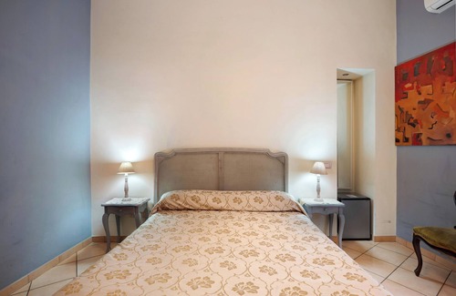 Salerno Bed & Breakfast | Bed and Breakfast 'Camera Matrimoniale' with Balcony, Wi-Fi and Air Conditioning