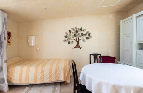 Lannion Bed & Breakfast | Bed and Breakfast 'Chalet Prunelle' with Shared Garden and Wi-Fi