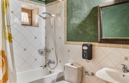 Serra de Daro Bed & Breakfast | Bed and Breakfast 'Ullastret' with Shared Pool, Wi-Fi and Air Conditioning