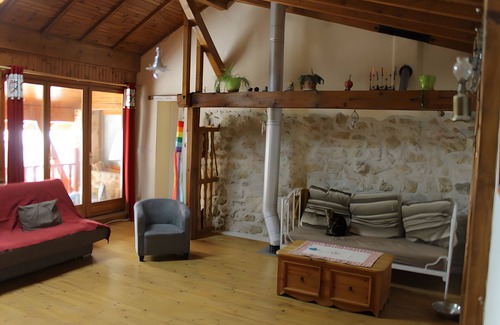 Hotonnes Bed & Breakfast | Bed and Breakfast 'Chez Louve Bleue Chambre Côté Ruche' with Mountain View, Shared Terrace and Wi-Fi