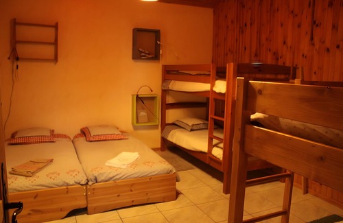 Hotonnes Bed & Breakfast | Bed and Breakfast 'Chez Louve Bleue Chambre Côté Ruche' with Mountain View, Shared Terrace and Wi-Fi