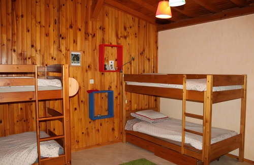 Hotonnes Bed & Breakfast | Bed and Breakfast 'Chez Louve Bleue Chambre Côté Ruche' with Mountain View, Shared Terrace and Wi-Fi