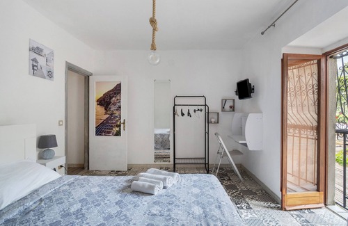 Seiano Bed & Breakfast | Bed and Breakfast 'Camera Claudius In Villa Vista Mare' with Shared Terrace and Wi-Fi