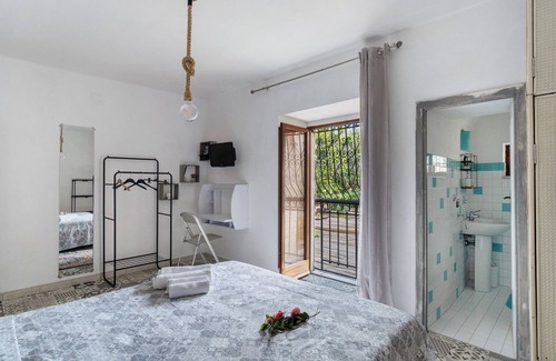 Seiano Bed & Breakfast | Bed and Breakfast 'Camera Claudius In Villa Vista Mare' with Shared Terrace and Wi-Fi