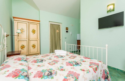Calatabiano Bed & Breakfast | Bed and Breakfast 'Terra' with Sea View, Shared Pool and Wi-Fi