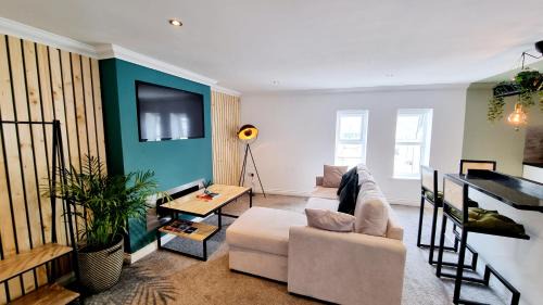 Paignton Apartment | Bed& Boujee by the pier