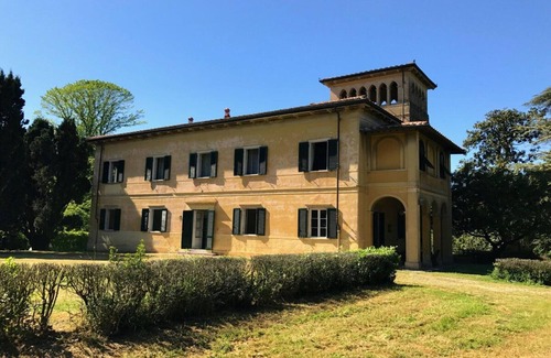 Fauglia Apartment | Bed & Breakfast Beautiful room in a Tuscan villa