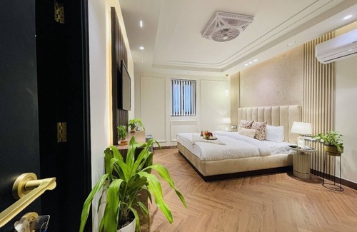 Malviya Nagar Hotel | BedChambers Saket,nDeluxe