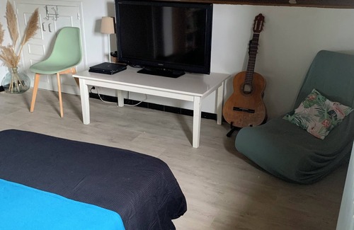 Lescar House | Bedroom + bathroom