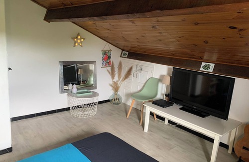 Lescar House | Bedroom + bathroom