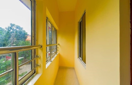 Kolkata Apartment | Bedroom with a balcony view - CORPORATE INN