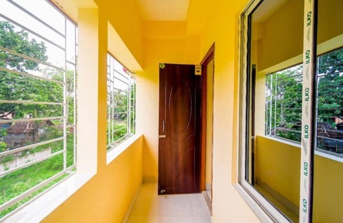 Kolkata Apartment | Bedroom with a balcony view - CORPORATE INN
