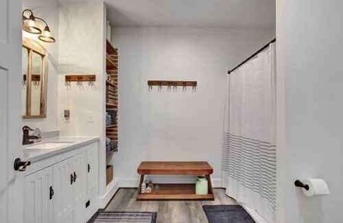 Weston Apartment | Bee & Bee Bungalow - Studio B&B downtown