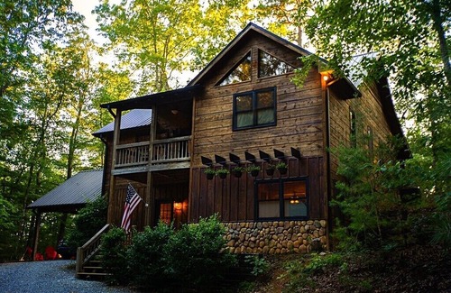 Morganton Cabin | Bee On A Leaf Lodge - Modern ★ Spacious 3 BR near Blue Ridge ★ HotTub