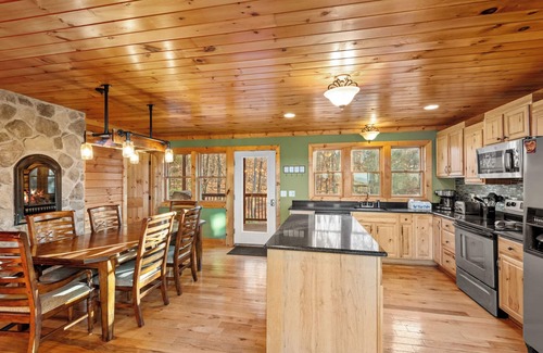 Beech Mountain House | Beech Mountain Breeze - views, pet friendly, hot tub, sleeps 14
