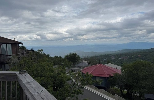 Banner Elk Ski Chalet | Beech Mountain Ski-in/Ski-out with awesome deck views.
