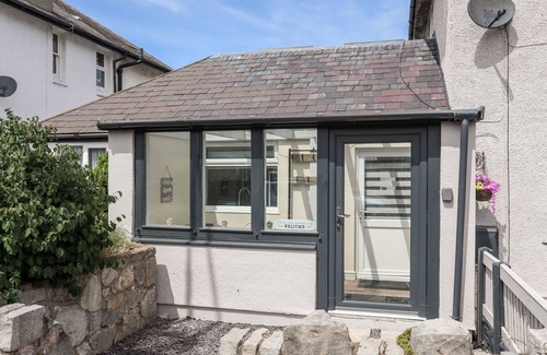 Prestatyn Cottage | BEECHES BACH, with hot tub in Prestatyn