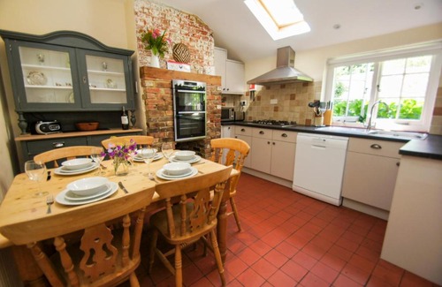 Staplefield House | Beeches Cottage - Beautiful Garden - Parking