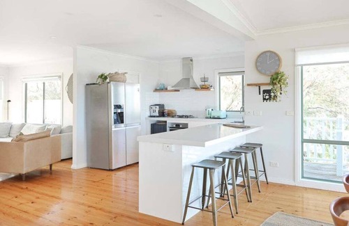 Inverloch House | Beilby Inlet Views - 2 minute walk to Beach