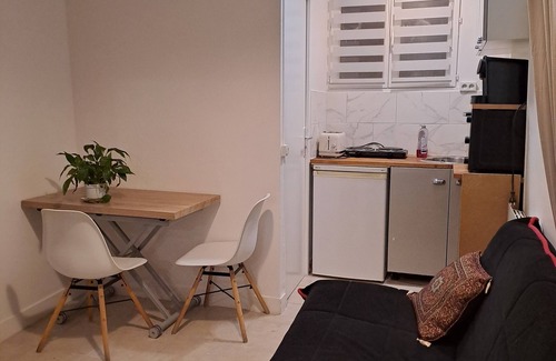 Pere Lachaise Apartment | Bel Appartement 2 Pièces Entièrement Équipé. Père-lachaise/Paris Centre