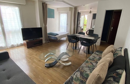 Vanves Apartment | Bel Appartement 51 m2 Climatisé Vanves à 1 Station de Métro de Paris 14 et 15eme