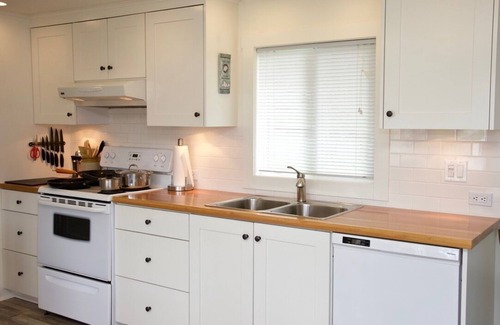 Saturna Island Cottage | Bella Haven on Saturna. Oceanfront Beach House. Perfect Getaway for Two.