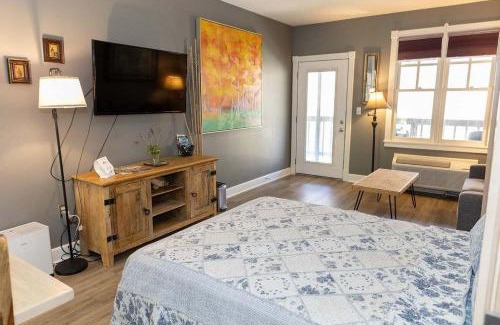 Eureka Springs Historic District Apartment | Bella Paradiso 14 Queen Bed Studio Walk to Downton