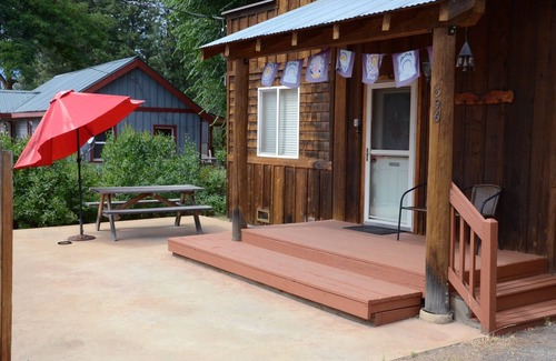 Winthrop House | Bella Rio-Sits on High Bluff above the River! Walk to town!