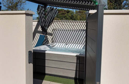 L'Isle-sur-la-Sorgue House | BELLA VITA JACUZZI! Vacation home near center private parking