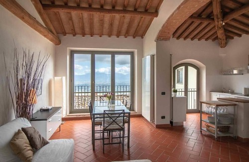 Matraia Apartment | Bellavista, modern apartment. Pool, WiFi, Lucca