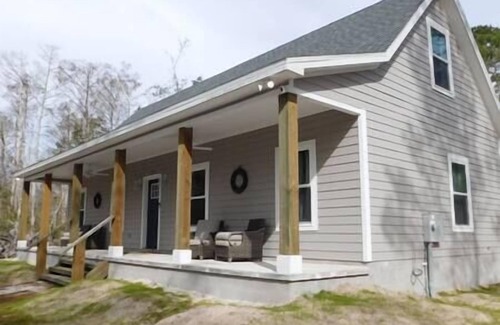 Salem House | Belle Pines Retreat - Pine Shaded Hideaway