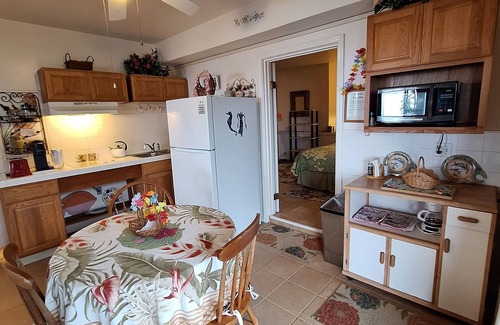 Honaunau-Napoopoo Bed & Breakfast | Belle Vue Kona B&B Rose Garden Suite - Breathtaking Views and Island Comfort