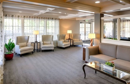 West Bellevue Hotel | Bellevue Retreat! 4 Units Near Bellevue Botanical Garden! Pets are Welcome!